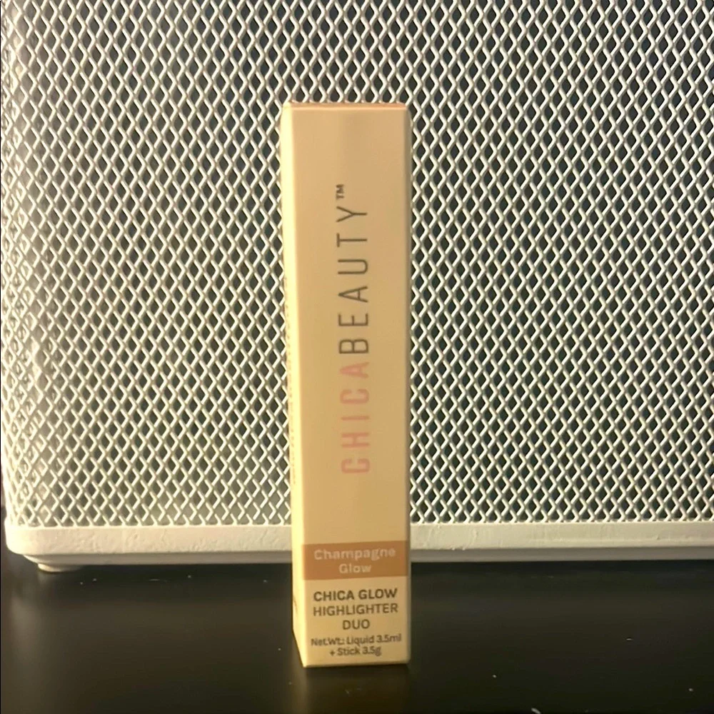ChicaBeauty Champagne Glow Highlighter in CB
